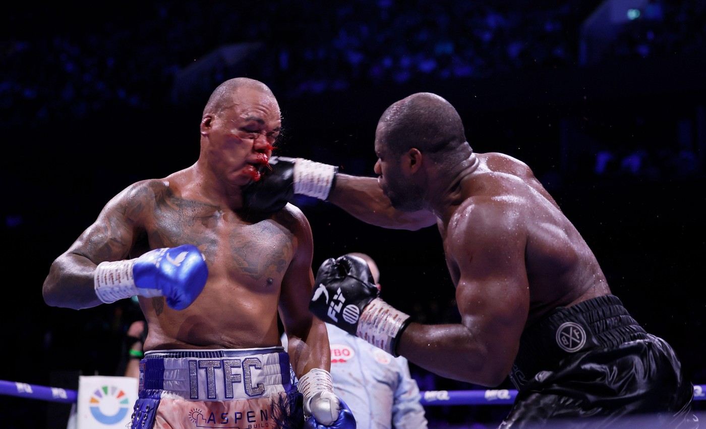 Fabio Wardley (vlevo) a Daniel Dubois během jejich zápasu o titul WBO v těžké váze.