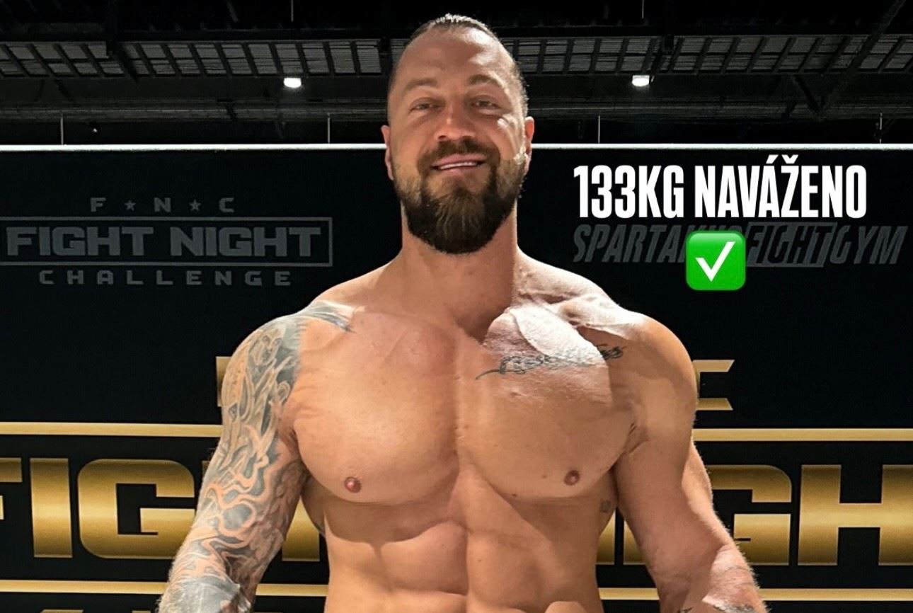 Jakub Enžl na váze před zápasem na FNC.