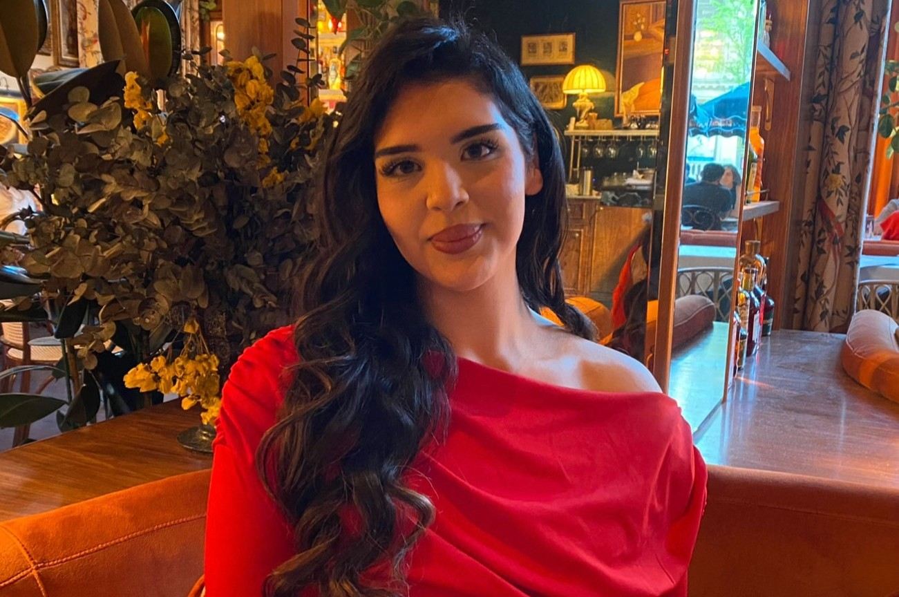 Nayi Khan po změně.