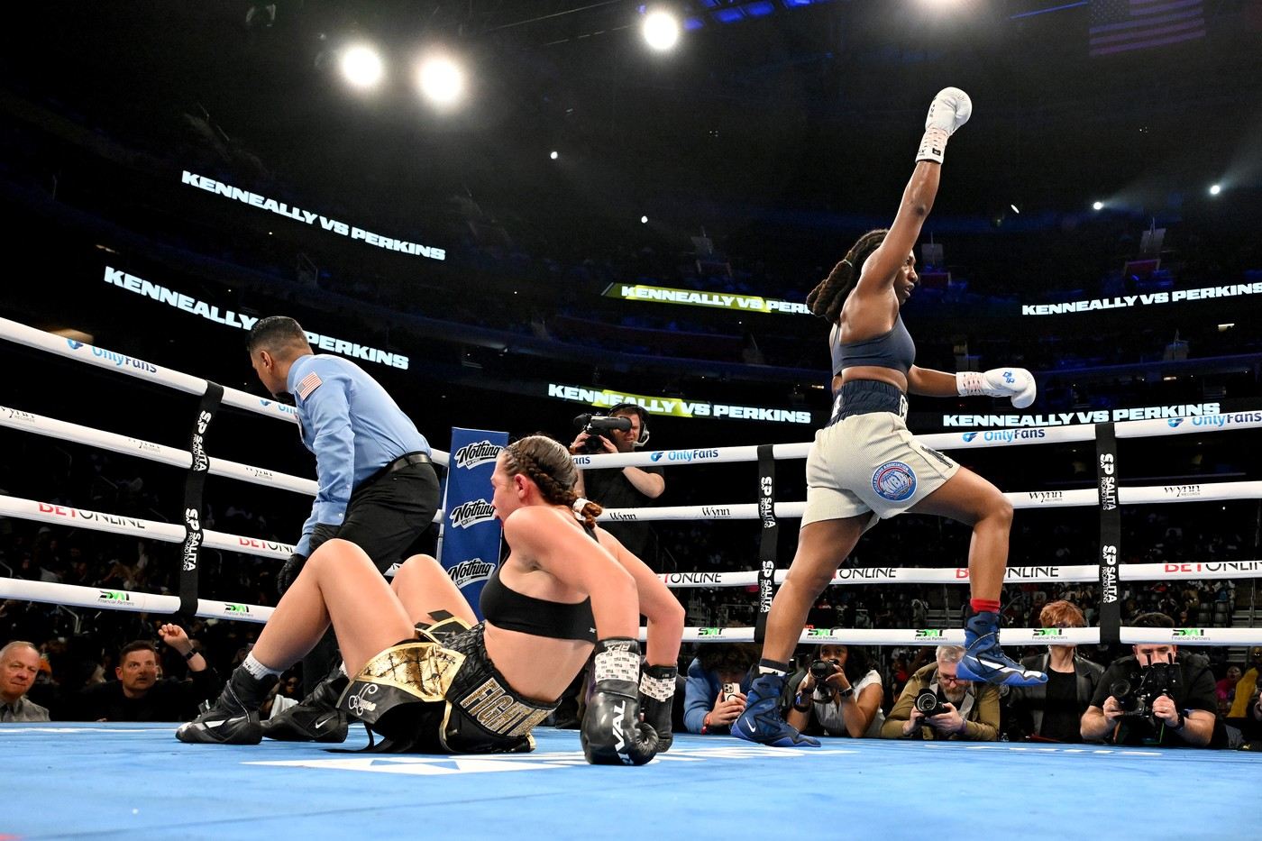Danielle Perkins slaví výhru po knockoutu.