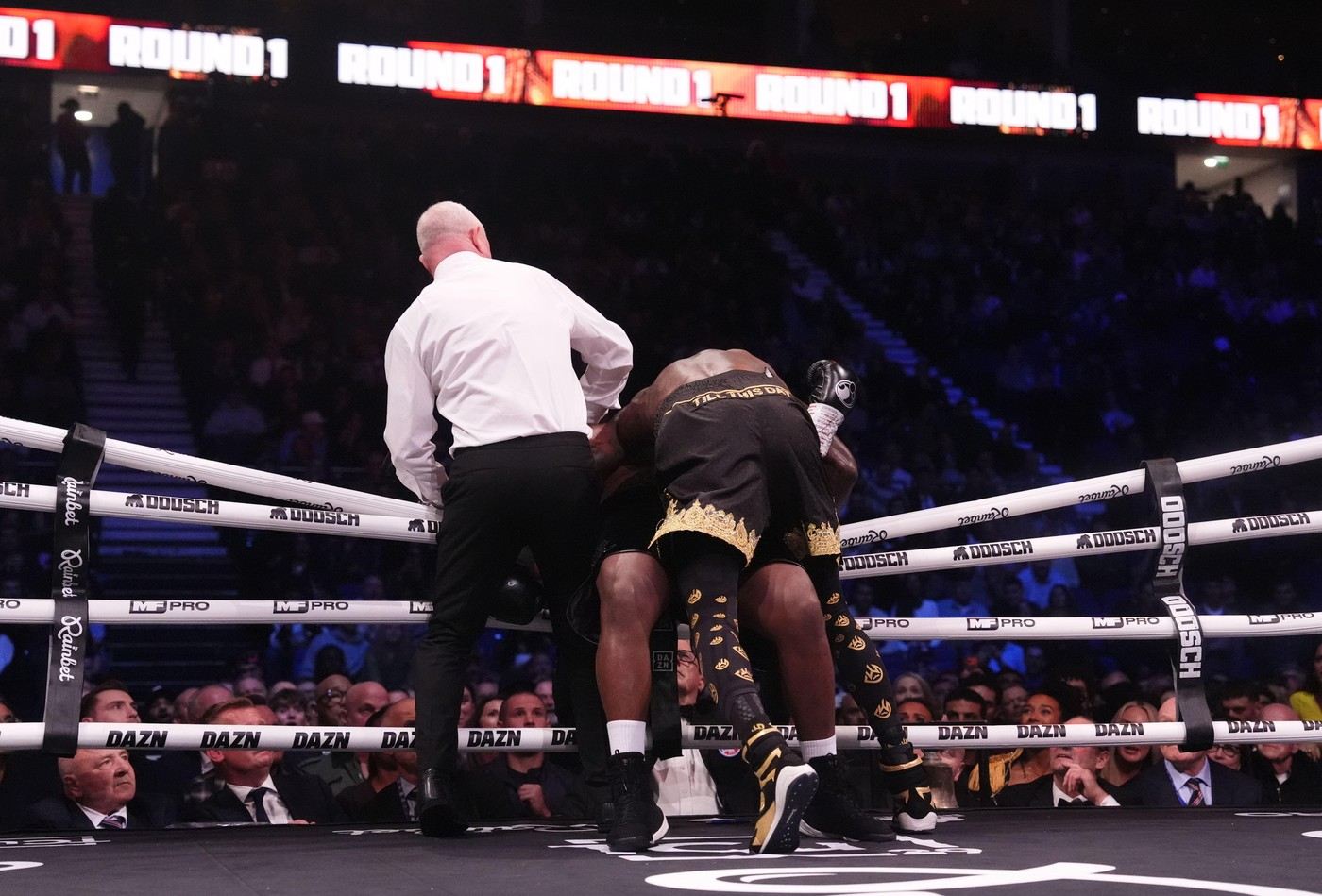 Derek Chisora v akci proti Deontayi Wilderovi.