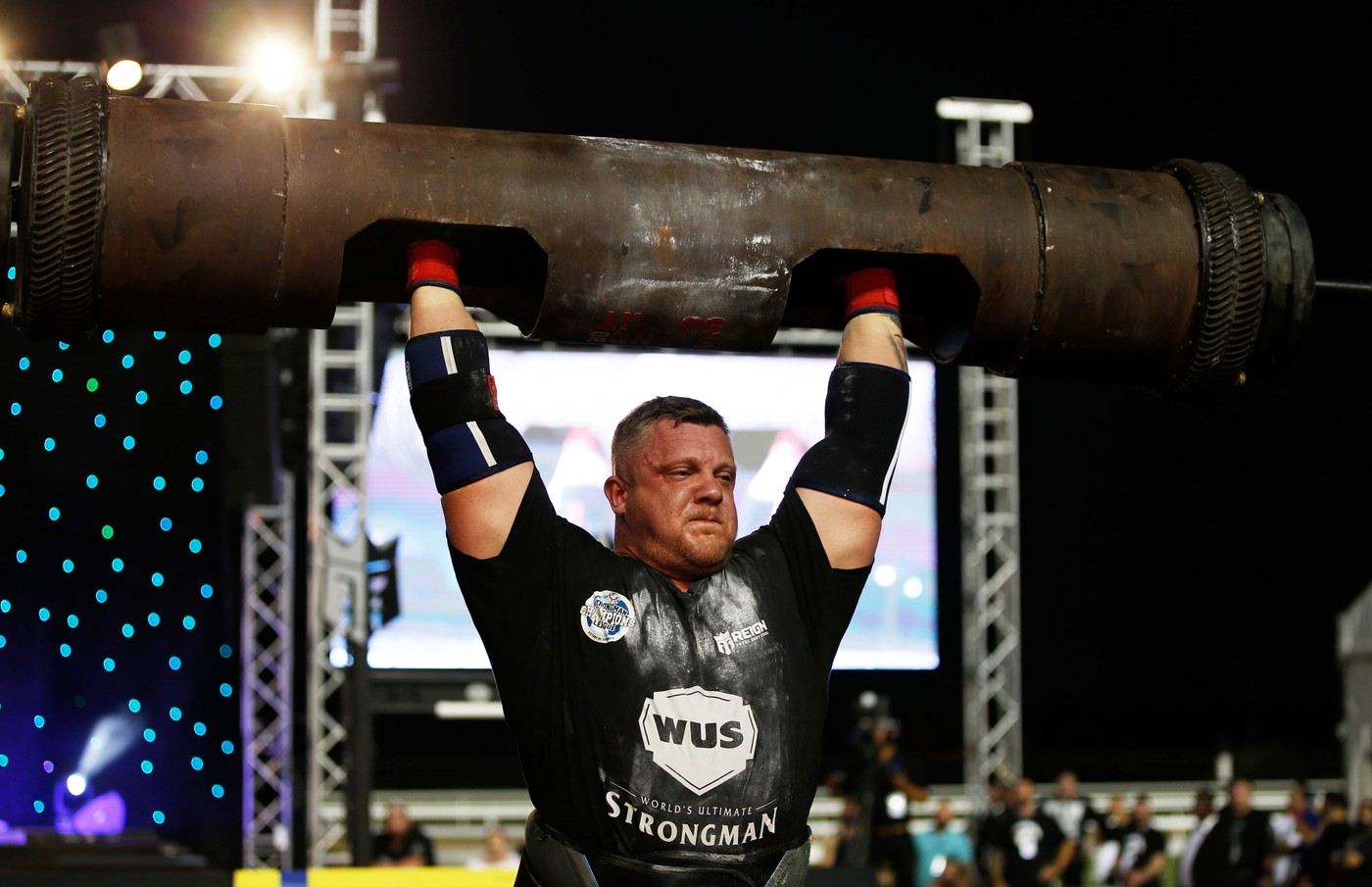 Luke Stoltman z Velké Británie zvedá činku během soutěže.