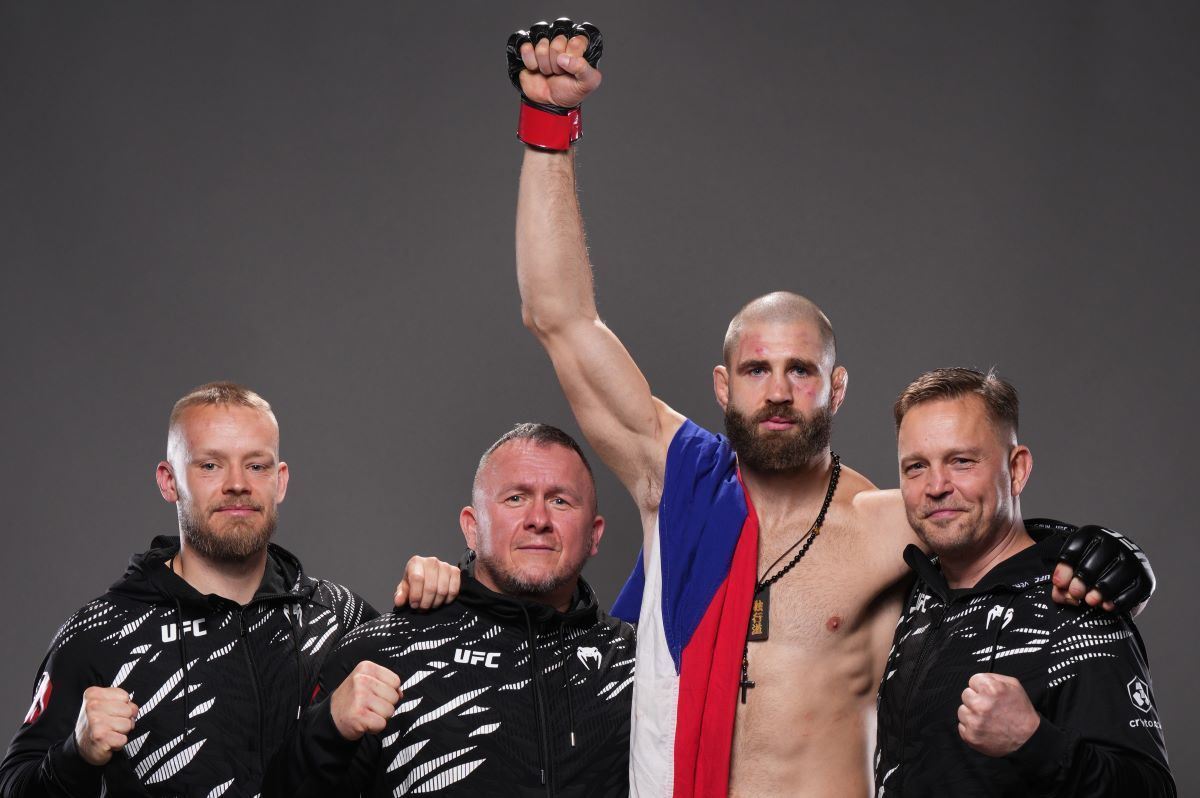 Jiří Procházka s trenéry. Za pár týdnů směr Miami.