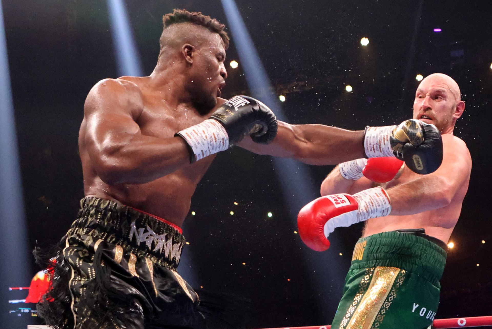 Francis Ngannou trefuje. 