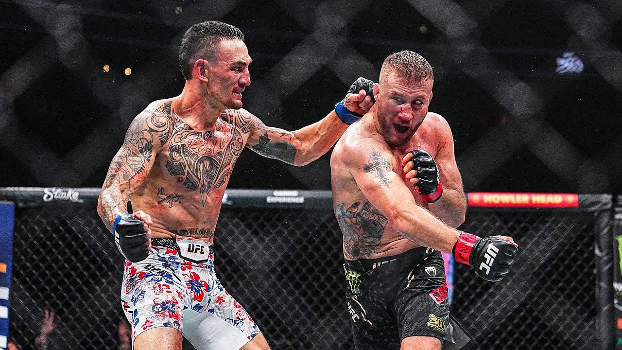 Justin Gaethje v boji s Maxem Hollowayem. 