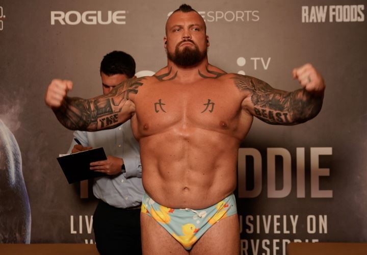 Eddie Hall před boxerským zápasem pod organizací MTK Global.