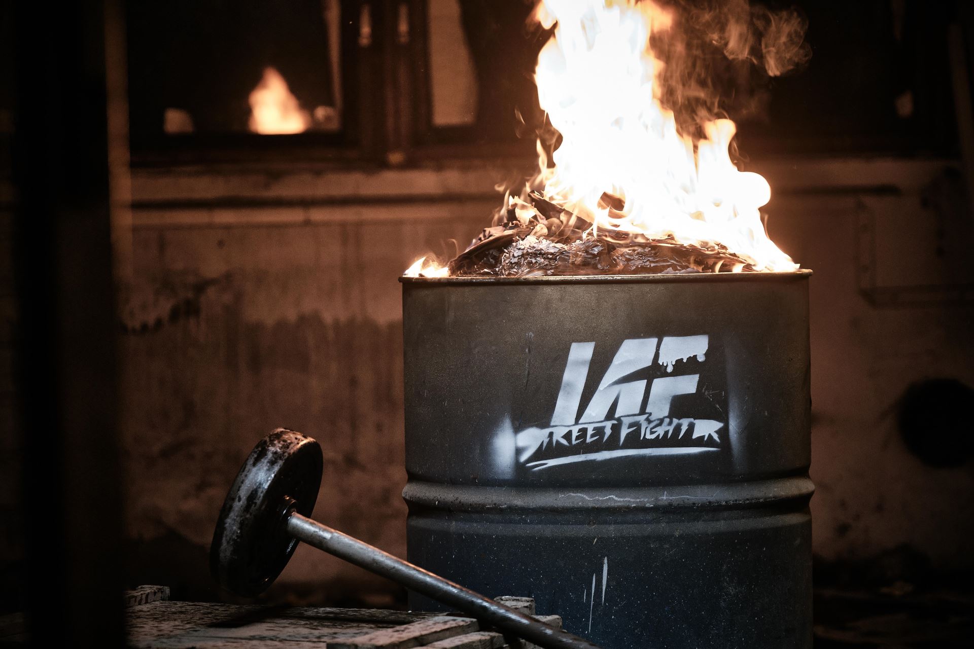 Organizace IAF přesune MMA bitvy do garáže. Žádná klec ani ring