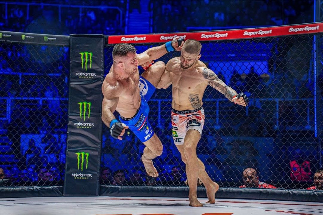 Ivan Sičaja (v bílém) se stal šampionem FNC MMA.