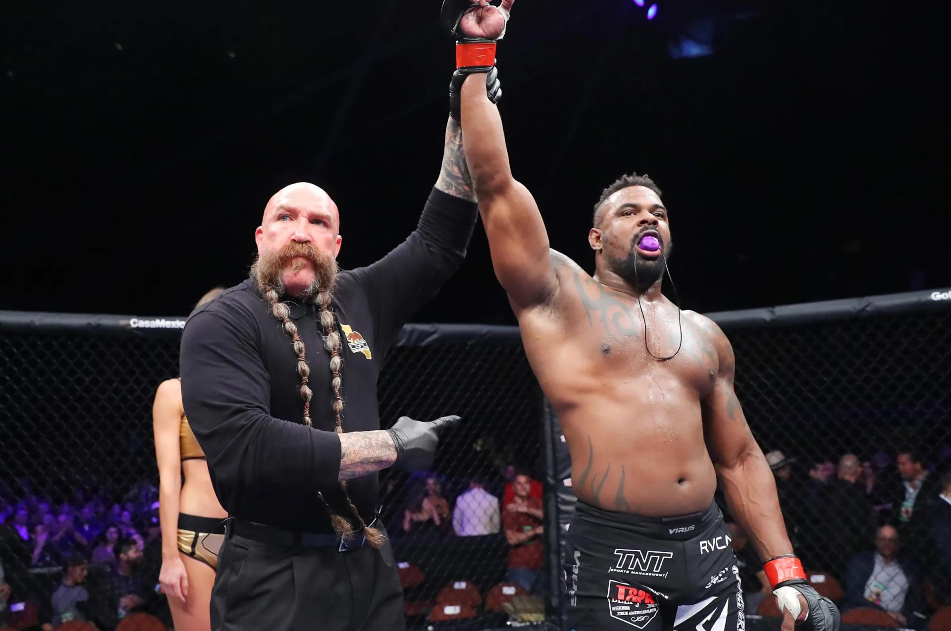 Jay Silva slaví vítězství pod organizací Golden Boy Promotions. 