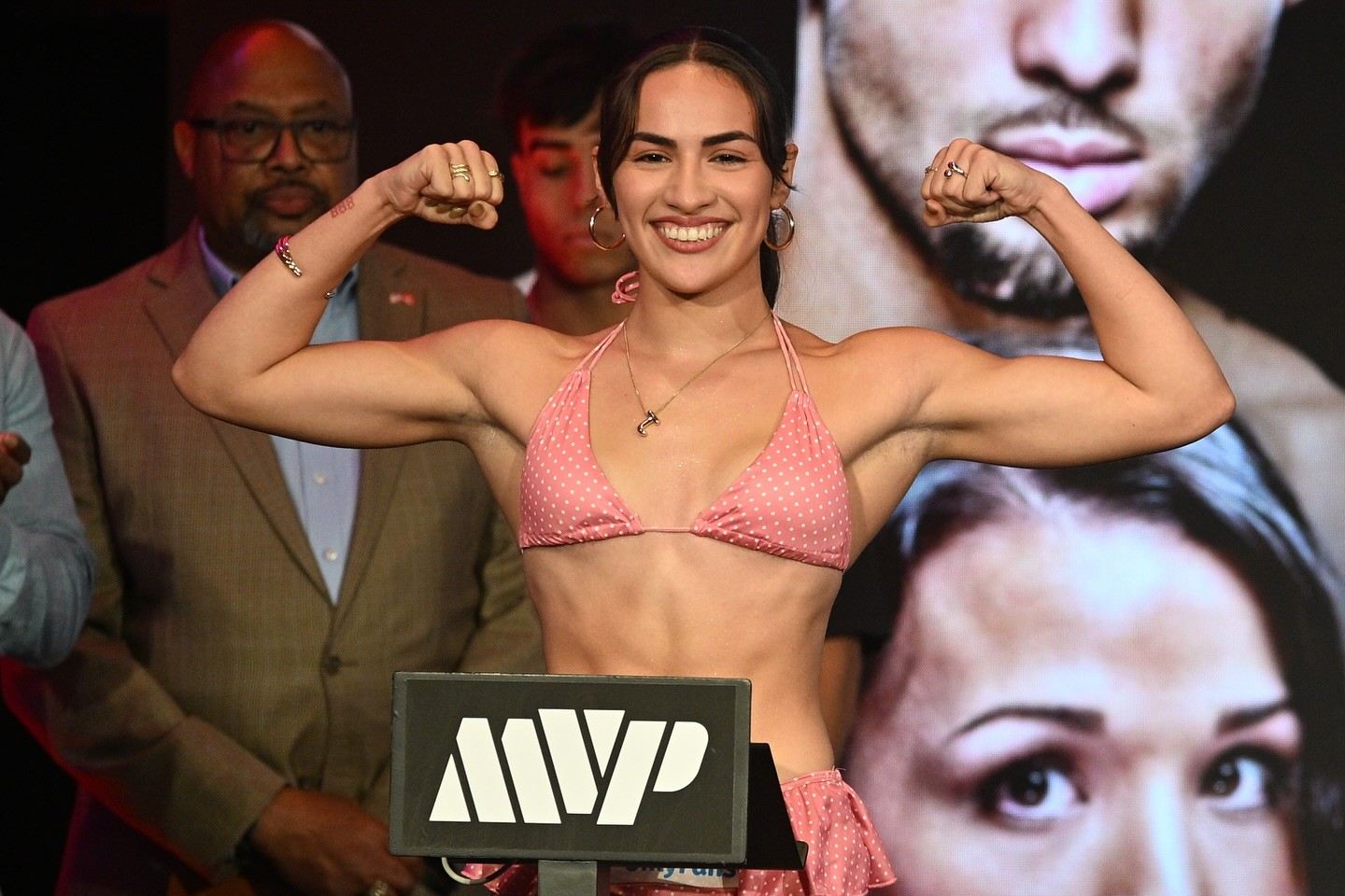 Jocelyn Camarillo na váze umí zapůsobit. 