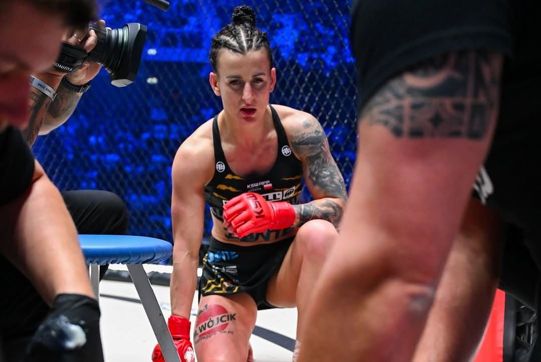Ewelina Wozniak sledující poraženou rivalku.