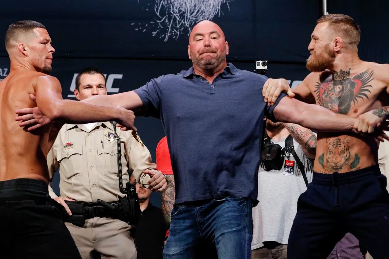 Dana White měl co dělat, aby se bojovníci do sebe nepustili ještě před zápasem.