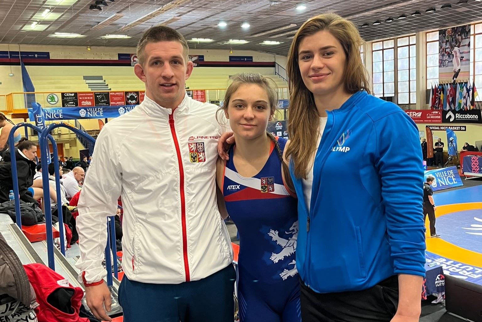 Reprezentační trenér Jan Žižka, Adéla Hanzlíčková a Anna Michalcová ve Francii.