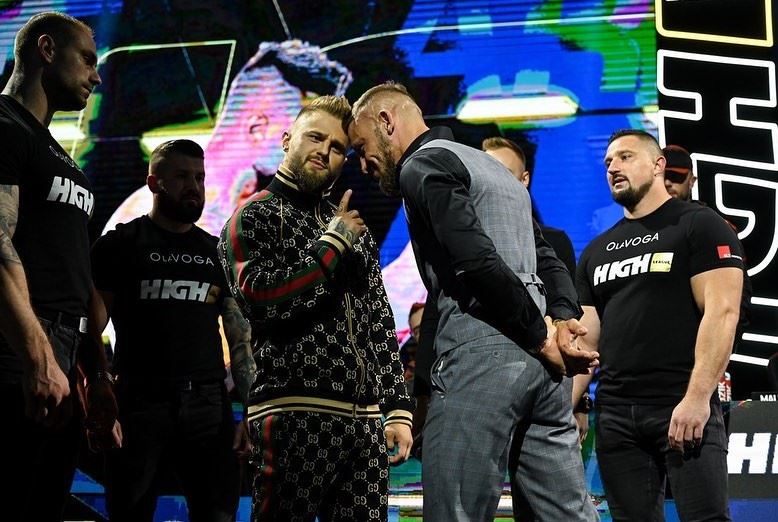 Staredown, tady vše vypadalo v pohodě, jenže televizní rozhovor dostal nečekanou vložku.