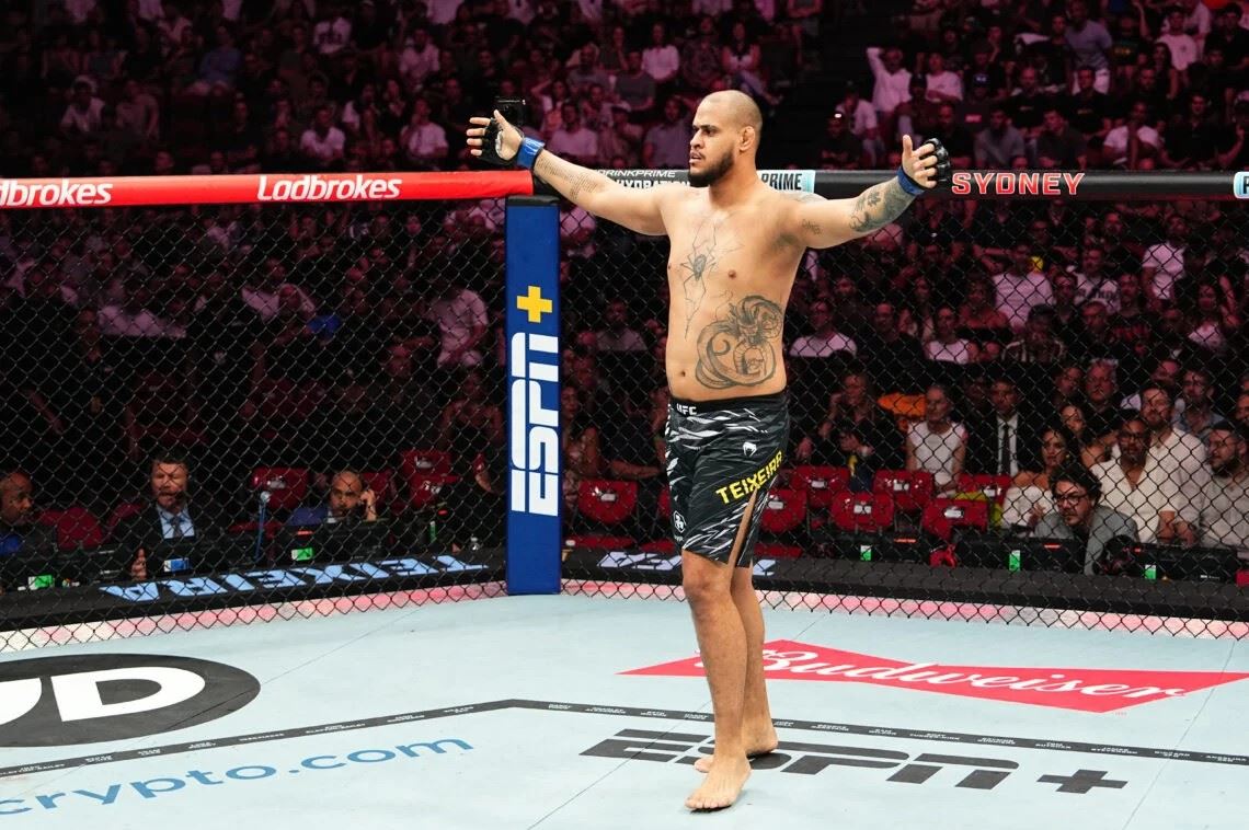 Tallison Teixeira slaví výhru v UFC.
