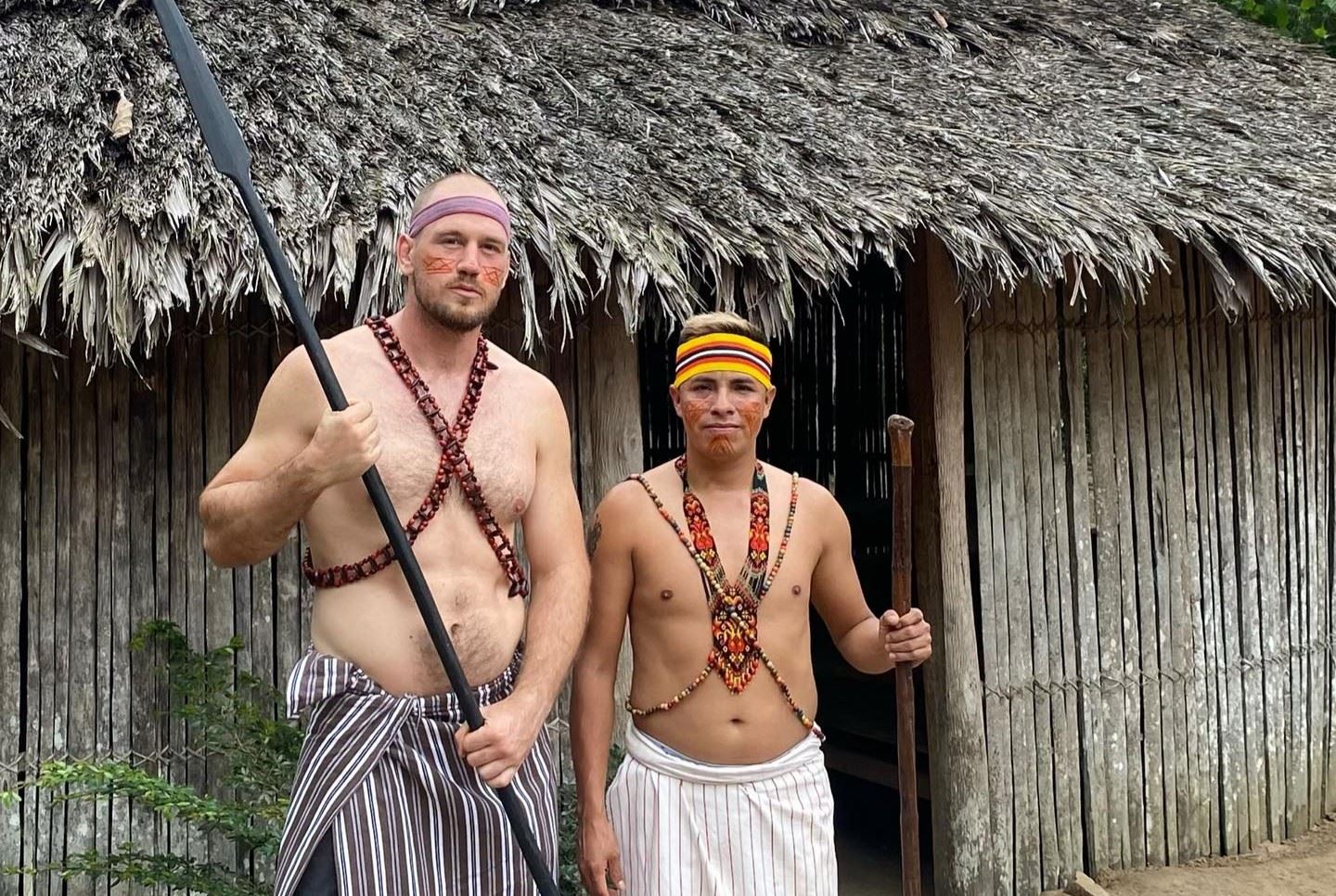Český bojovník Viktor Pešta v netradičním oděvu domorodce.