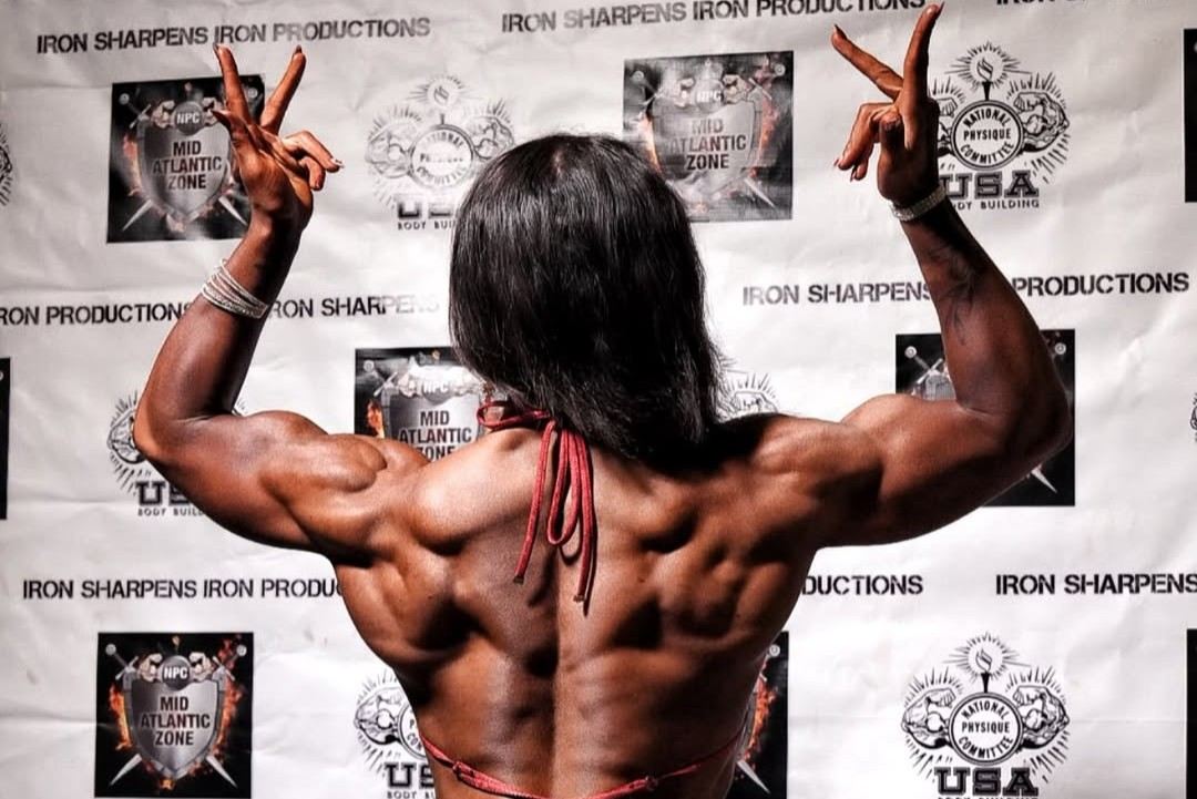 Zoe James na soutěži pod federací National Physique Committee.