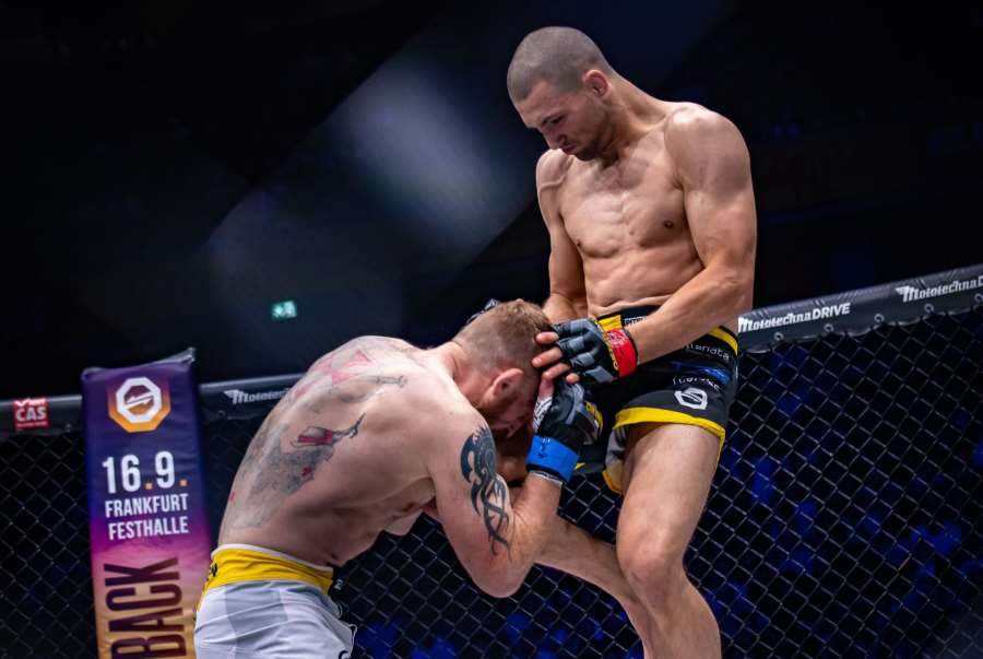 Vysoká škola MMA. Slovák smetl zkušeného Angličana, teď ho čeká odveta s Keitou