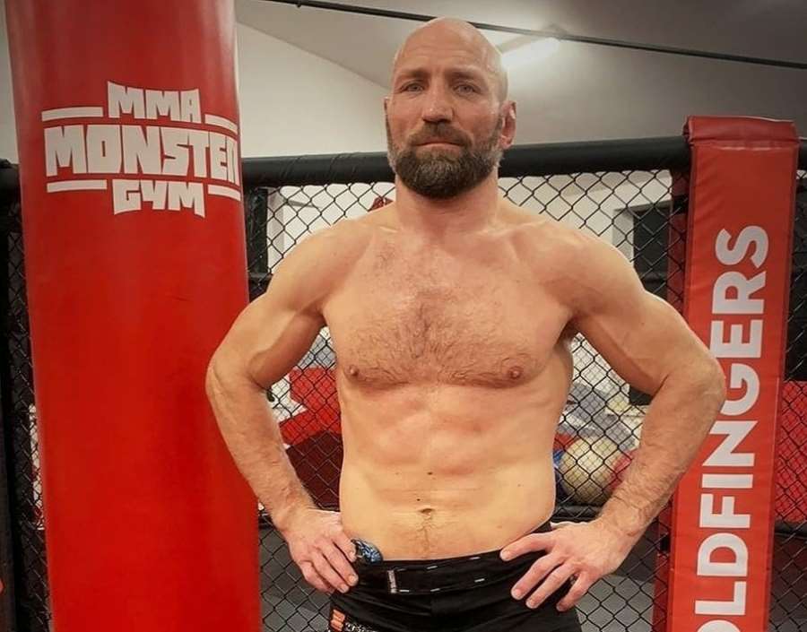 Monster vyrazil do Polska. Ladí formu na bitvu generací, čeká ho o 20 let mladší Brazilec