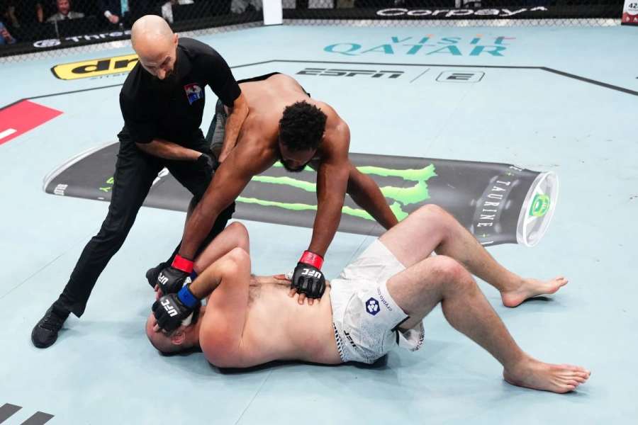 119kilový borec šel k zemi. Těžká váha z UFC oslavila letos už čtvrtou výhru