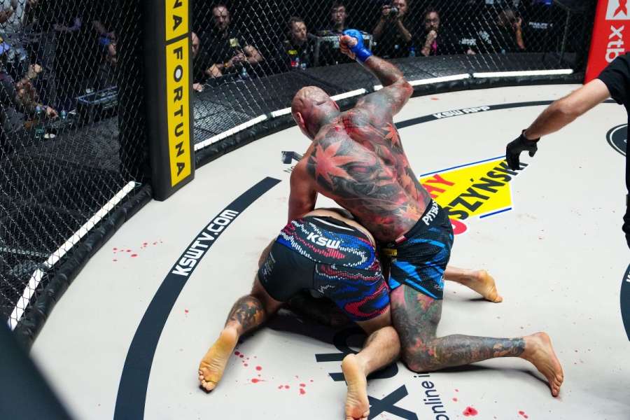 Tvrdá bitva těžkých vah v KSW. Martínek padl na TKO