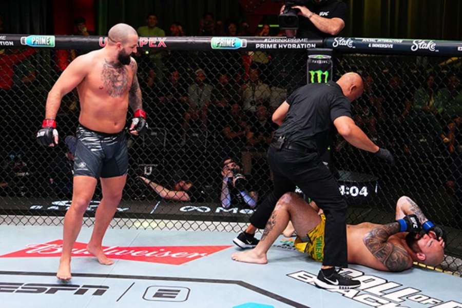 Těžká váha ohromila UFC. Drtivě zničila soupeře, pak bavila proslovem