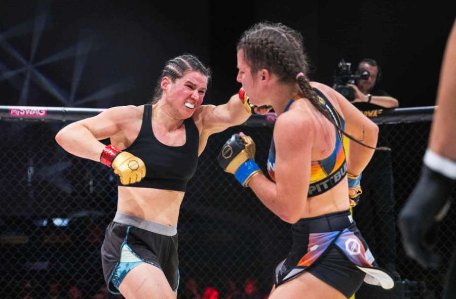 Nejdřív rozbít pusu, pak na kafe a obejmout. Bohyně války musí v pondělí do práce