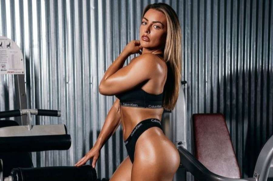 Americká kráska se toho nebojí. Nahé tělo zakryla mistrovskými pásy