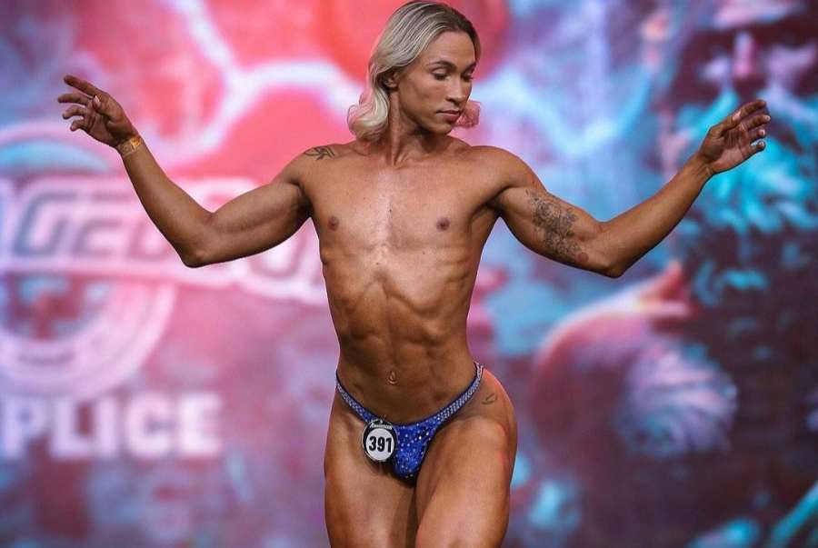 Muž s ženskými křivkami. Kontroverzní kulturista opět provokuje