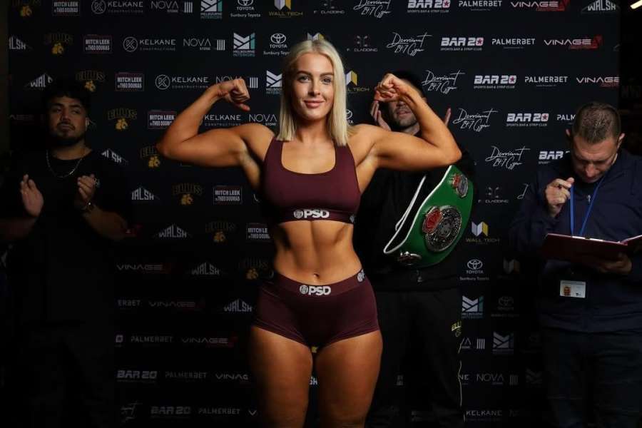 Boxerka se odvázala před stromečkem. Nahé tělo zdobil jen balicí papír