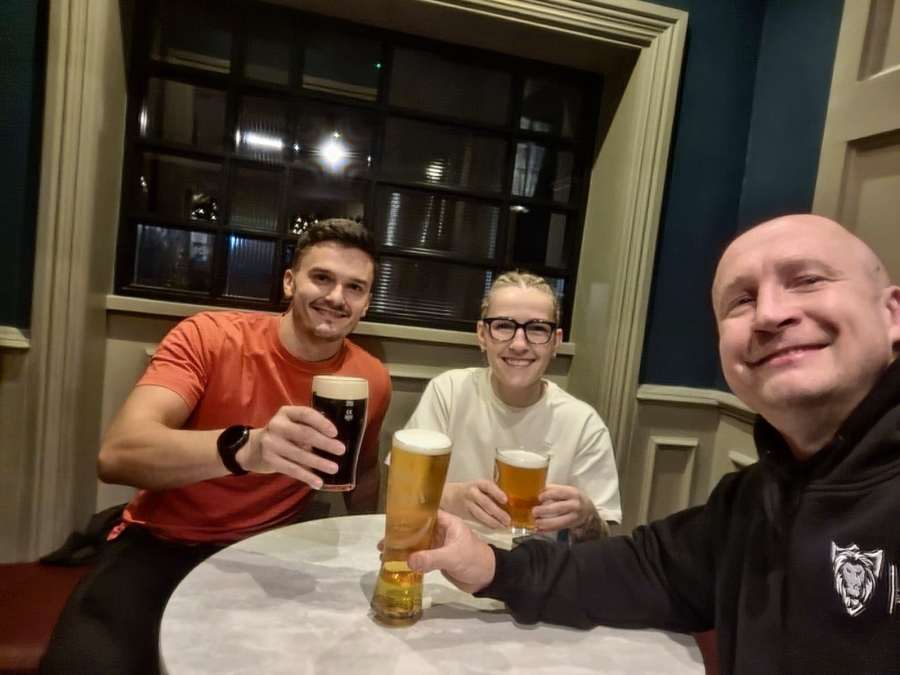 Důkaz respektu. Objetí boxerek po titulovém boji. Po bitvě na pivo