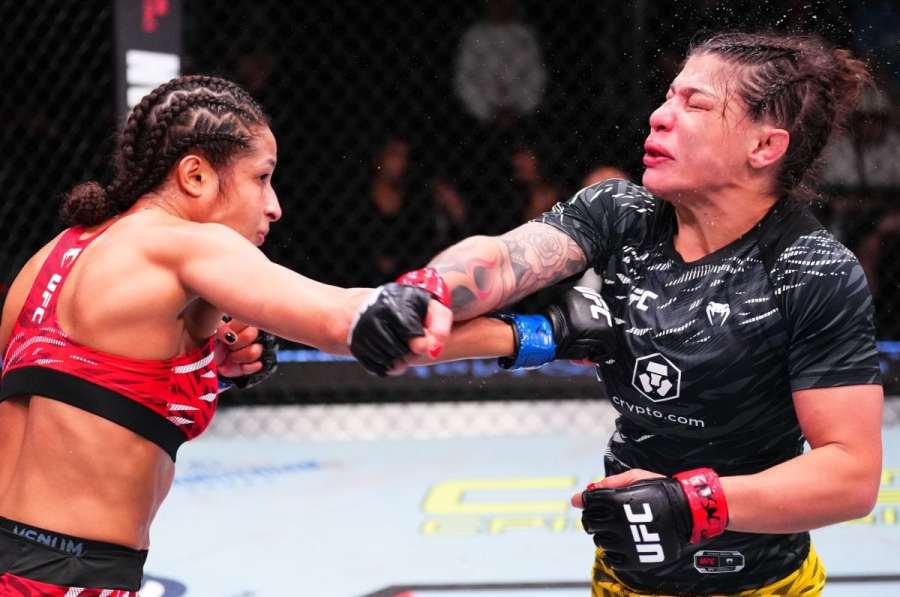 Brazilka fasovala a soupeřka trefovala a trefovala. V UFC je neporažená