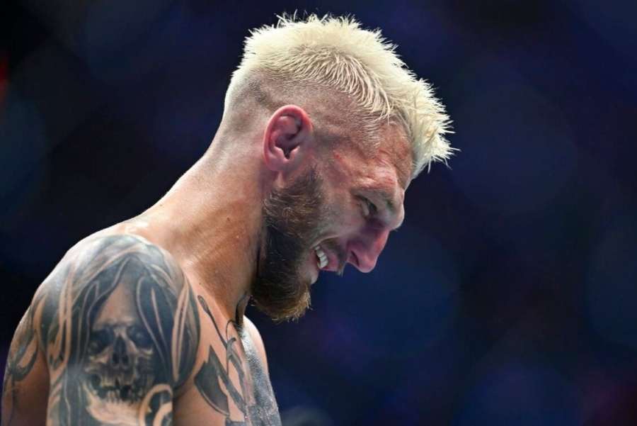 Rozhodčí zápas ukončil, tvrďák z UFC se ale chtěl rvát dál