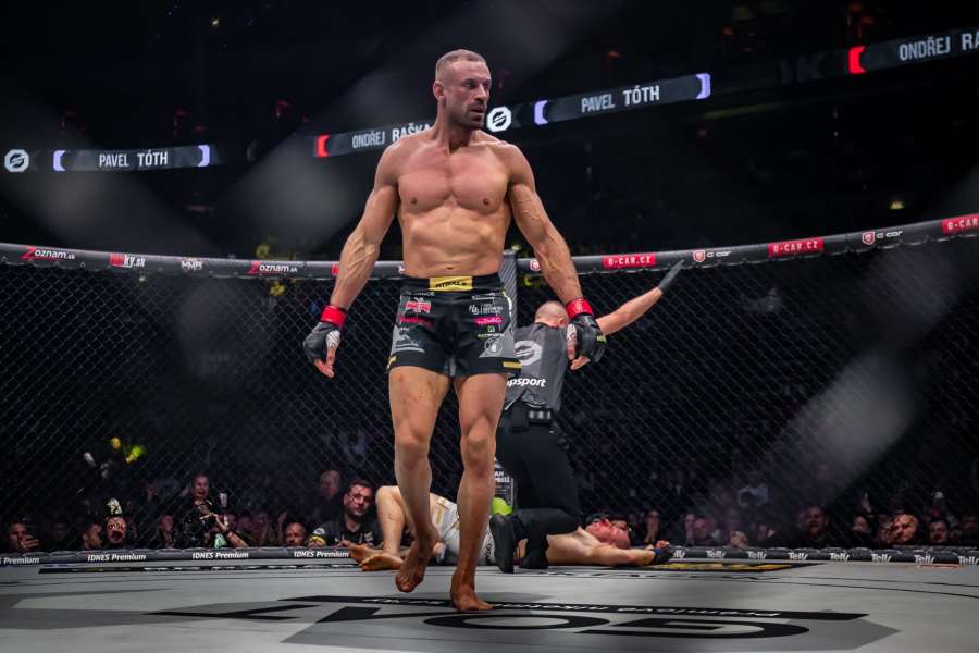 Po výhře v Oktagonu odjel do Afriky. Střevní obtíže, ale i divoká fauna a flóra