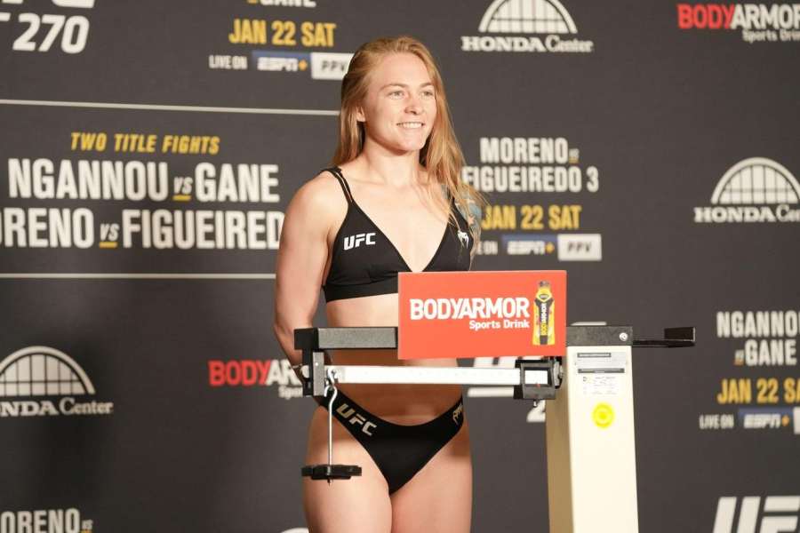 Pikantní dárek k Vánocům. Bojovnice se odhalila před stromečkem