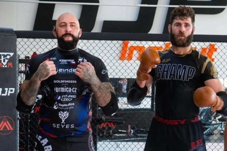 Jiří řeší situace jako lovec, jde po bradě, vzpomíná na přípravu Martínek