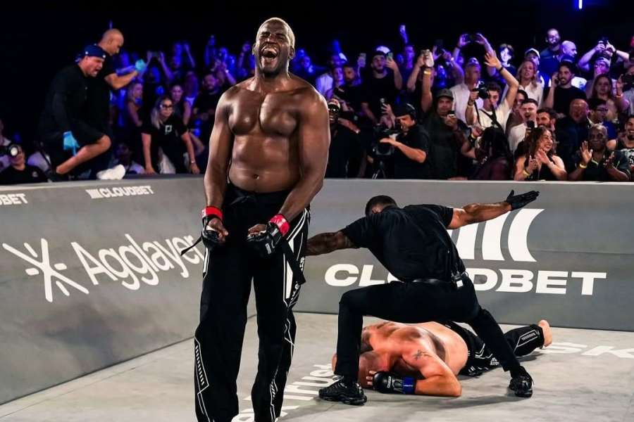 Rozhodčí se utrhl ze řetězu. Přísné KO. Kop na hlavu a těžká váha slaví titul