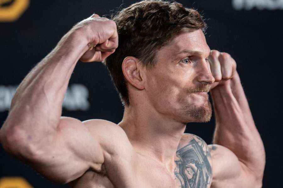 Hrobař přišel na pódium i s lopatou. Cíl před titulovým bojem je jasný