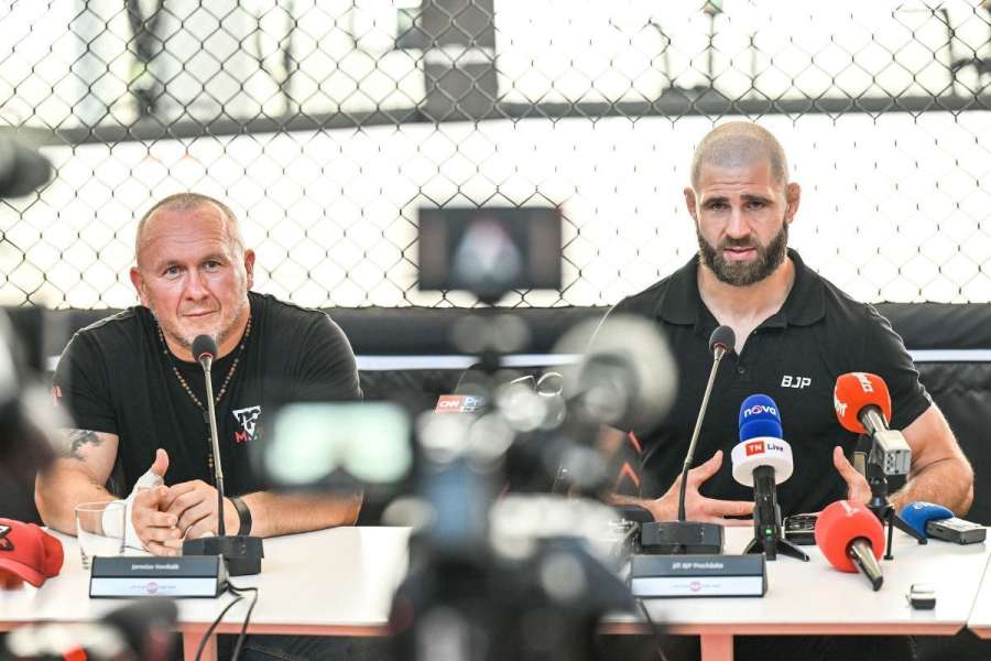 Reprezentace, Oktagon a Procházka v UFC. Trenér má napilno