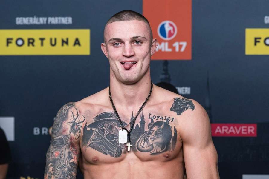 Ostrý vzkaz. Ve třetí řadě na druhém místě chytejte soupeřovu hlavu