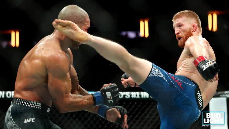 Američan z UFC zničil soupeře epickým kopem 