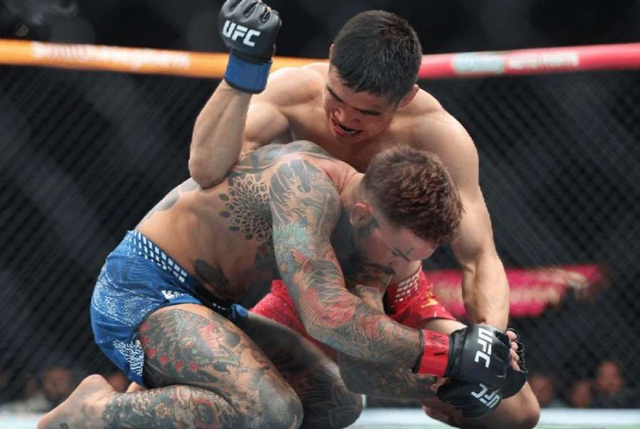 Penalta do rozkroku, bojovník UFC v kleci dokonce zvracel