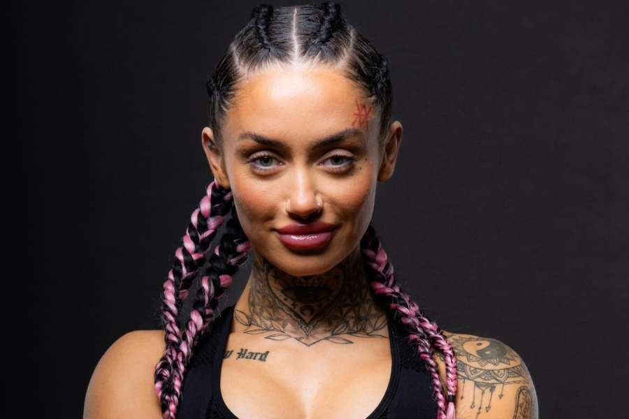 Vysvlékla se a odhalila překvapení. Boxerka jako atrakce na pouti