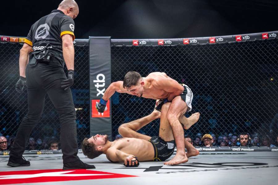 Nový král Oktagonu vypnul rivala za 107 sekund. Po KO mu pomáhal na nohy