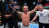 T.J Dillashaw jako vítěz. 