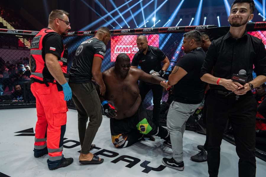 VIDEO: Dohromady vážili 350 kilo. Tento fight obrů trval 43 sekund!