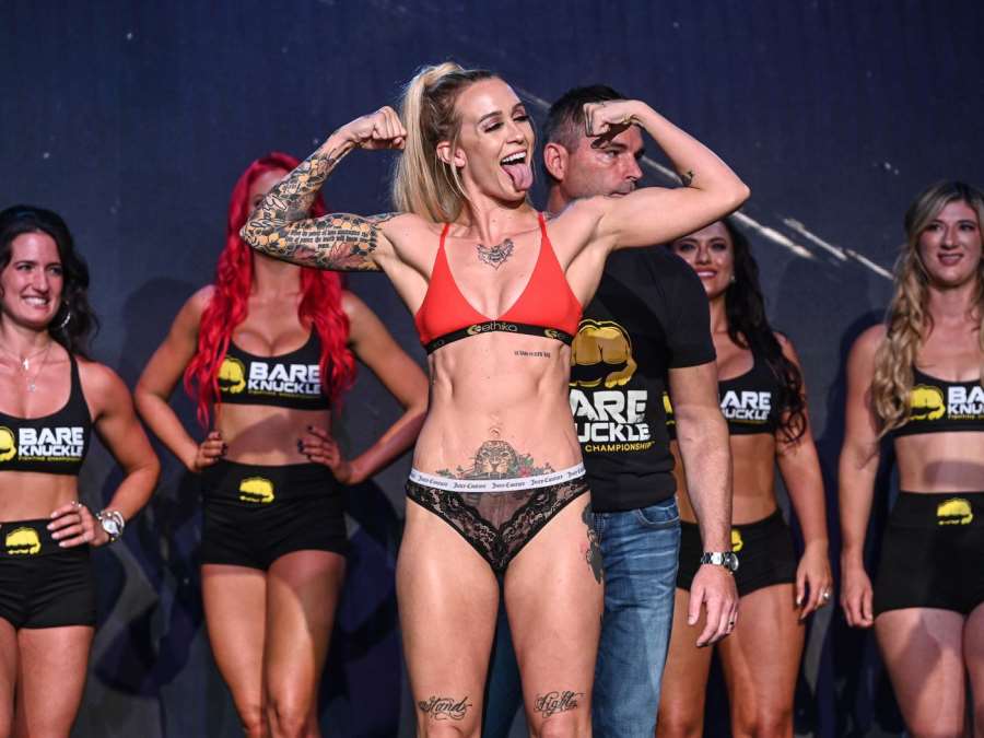 Další, která si nechává platit za fotky. Nehradíte mé účty, vrací úder boxerka
