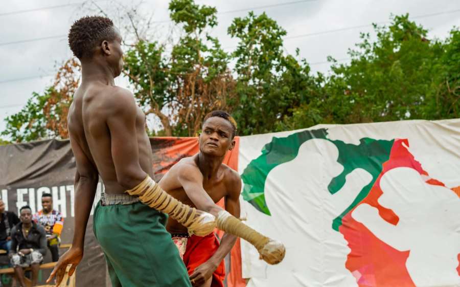 Divoký jednoruční box s rukou zabalenou do lana. Znáte bitvy válečníků z Afriky?