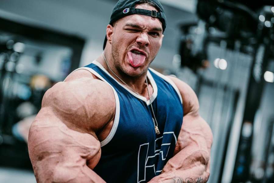Mutant a drcení obrovských bicepsů. Ruce, které vypadají jako nohy
