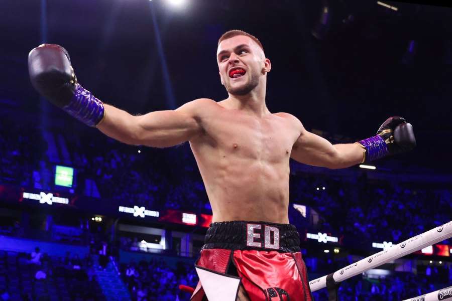 Boxer vyletěl mimo ring. Skončil na stolku rozhodčích